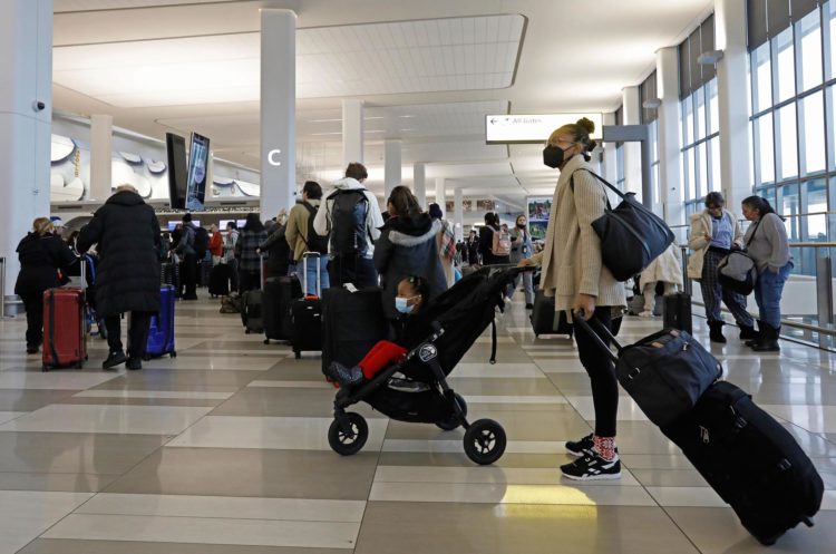 Vista de pasajeros, el 23 de diciembre de 2022, en el Aeropuerto LaGuardia, de Nueva York. EFE/Peter Foley