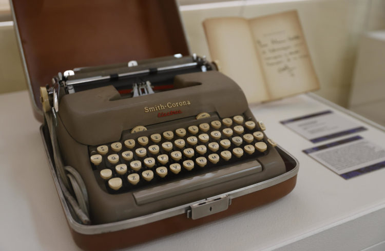 La máquina de escribir del escritor Gabriel García Márquez, marca Smith-Corona Electric, es exhibida en la Biblioteca Nacional de Colombia, hoy, en Bogotá (Colombia). EFE/Mauricio Dueñas Castañeda