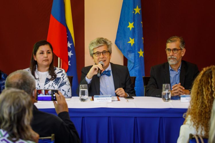 El jefe de la UE en el país caribeño, Rafael Dochao, ofrece una rueda de prensa en Caracas (Venezuela). EFE/Miguel Gutiérrez