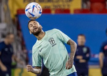 Neymar, titular con Brasil