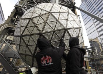 La bola de Times Square, lista para marcar la entrada de 2023