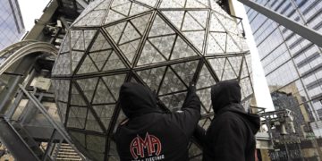 La bola de Times Square, lista para marcar la entrada de 2023