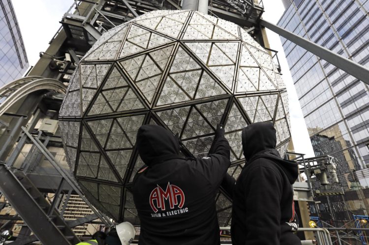 Trabajadores fueron registrados este martes, 27 de diciembre al instalar la gran bola de cristal que cada año marca el inicio del nuevo año, en la emblemática plaza de Times Square, en la ciudad de Nueva York (NY, EE.UU.). EFE/Peter Foley