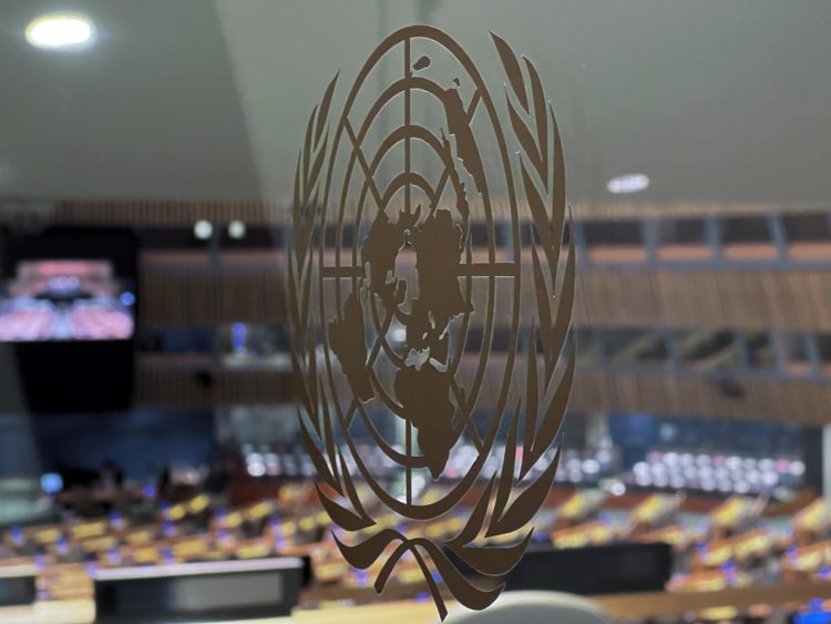 El logotipo de las Naciones Unidas tiene como telón de fondo la Asamblea General, en una imagen de archivo.  EFE/Jason Szenes