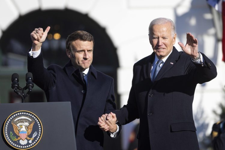 El presidente de Estados Unidos, Joe Biden (d), fue registrado este jueves, 1 de diciembre, al recibir a su homólogo francés, Emmanuel Macron, en el ala sur de la Casa Blanca, en Washington DC (EE.UU.). EFE/Jim Lo Scalzo