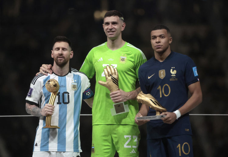 Lionel Messi (i) y Emiliano Martínez (c) de Argentina junto a Kylian Mbappe posan hoy, en la final del Mundial de Fútbol Qatar 2022 entre Argentina y Francia en el estadio de Lusail (Catar). EFE/ Juan Ignacio Roncoroni