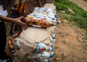 Construir con plástico, un plan viable en la Venezuela de los altos precios