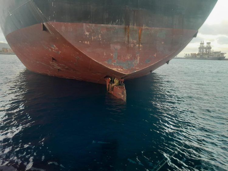 Imagen facilitada a EFE por Salvamento Marítimo de los tres varones localizados sobre el timón del petrolero Alithini II, buque con bandera de Malta. EFE/Salvamento Marítimo