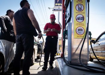 Venezuela, estancada en una cola por gasolina