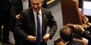 Netanyahu jura de nuevo como primer ministro israelí, con la extrema derecha