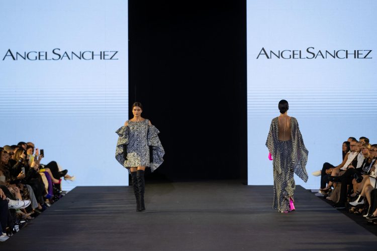 Modelos visten piezas del diseñador venezolano Ángel Sánchez, durante la pasarela de la segunda edición de la Hesperia Valencia Fashion Week (HVFW), el 3 de diciembre de 2022 en Valencia, Carabobo (Venezuela). EFE/ Rayner Peña R