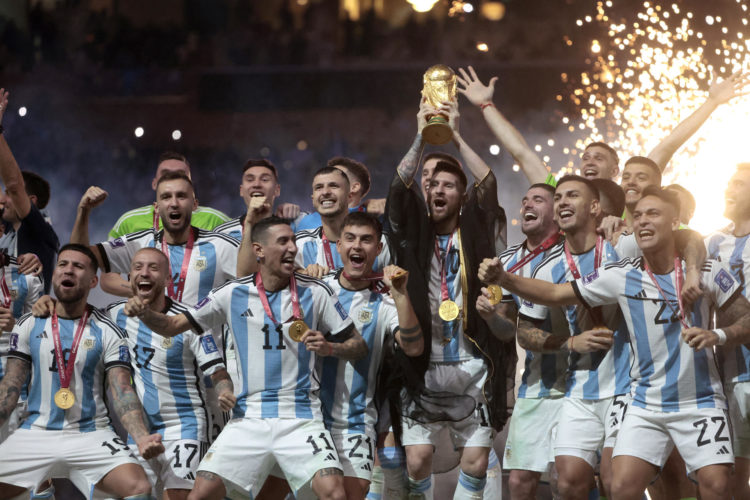 Lionel Messi (c) y los jugadores de Argentina posan con el trofeo de la Copa del Mundo hoy, tras ser campeones del mundo en la final del Mundial de Fútbol Qatar 2022 entre Argentina y Francia en el estadio de Lusail (Catar). EFE/ Juan Ignacio Roncoroni