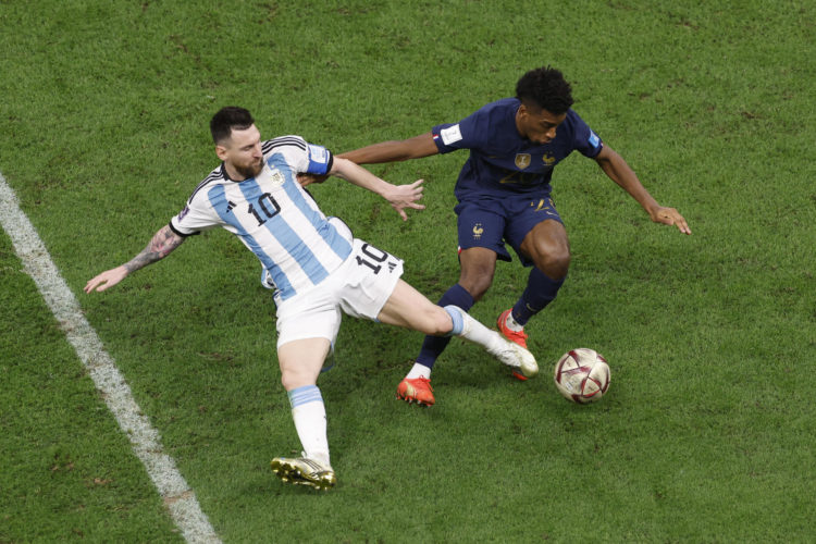 Lionel Messi disputa un balón al francés Kingsley Coman durante la final del Mundial de Qatar. EFE