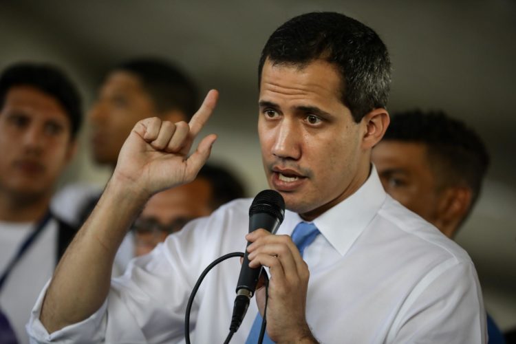 Fotografía de archivo en la que se registró al líder opositor venezolano Juan Guaidó, en Caracas (Venezuela). EFE/Rayner Peña.