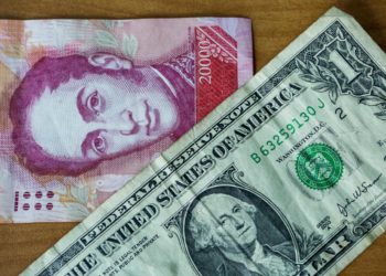 El precio del dólar paralelo baja un 8,9 %, tras una semana en alza