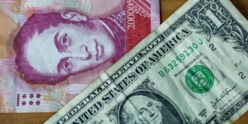 El precio del dólar paralelo baja un 8,9 %, tras una semana en alza