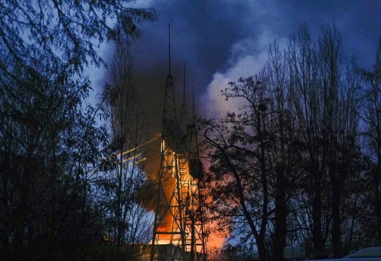 El humo se eleva del fuego en una torre eléctrica objetivo de un ataque con drones en Kiev (Ucrania), este 19 de diciembre de 2022, como parte de la invasión rusa. EFE/STRINGER