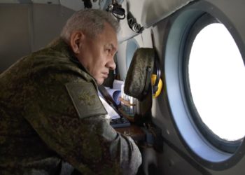 El ministro de Defensa ruso inspecciona tropas y sobrevuela el frente en Ucrania