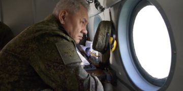 El ministro de Defensa ruso inspecciona tropas y sobrevuela el frente en Ucrania