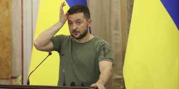 Zelenski reconoce que la situación en el Donbás es dura