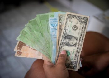 El bolívar se devalúa un 39 % frente al dólar en el último mes