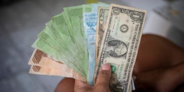 El bolívar se devalúa un 39 % frente al dólar en el último mes