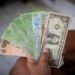 El bolívar se devalúa un 39 % frente al dólar en el último mes