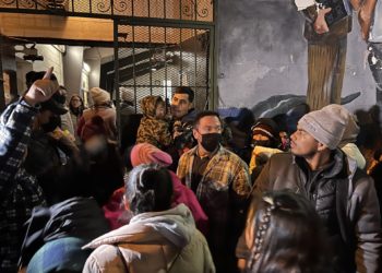 Envían buses con decenas de inmigrantes desde El Paso a Nueva York y Chicago