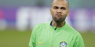 Dani Alves iguala las 125 internacionalidades de Roberto Carlos