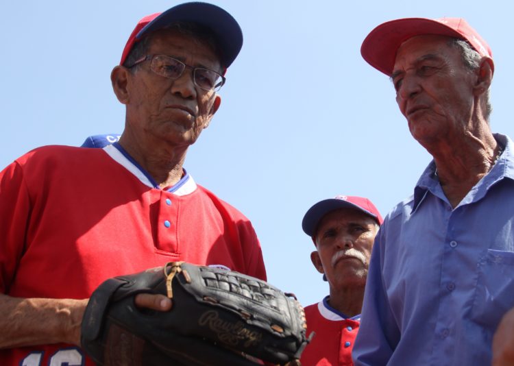 Asdrúbal Rojas intercambiando pareceres con su inseparable amigo también figura de primer orden en el béisbol trujillano Jesús “Chucho” Pérez. Foto Luis Huz Ojeda. 