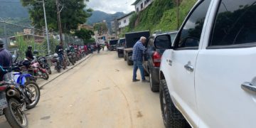 Valeranos permanecen hasta 2 días en las colas de gasolina