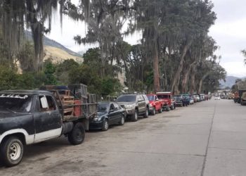 Largas colas para surtir combustible y aumento ilegal de pasaje en Boconó