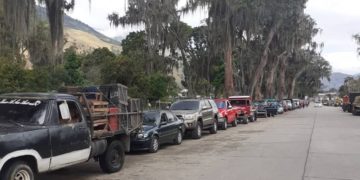 Largas colas para surtir combustible y aumento ilegal de pasaje en Boconó