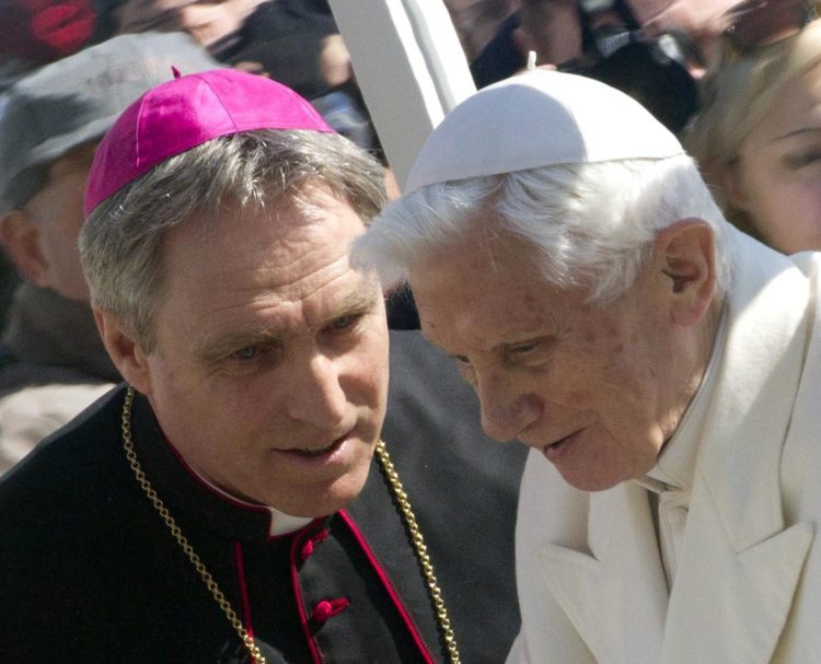 Imagen de archivo de Georg Gänswein (izq), secretario y leal colaborador del papa Benedicto XVI hasta su muerte el pasado 31 de diciembre. EFE/Claudio Peri