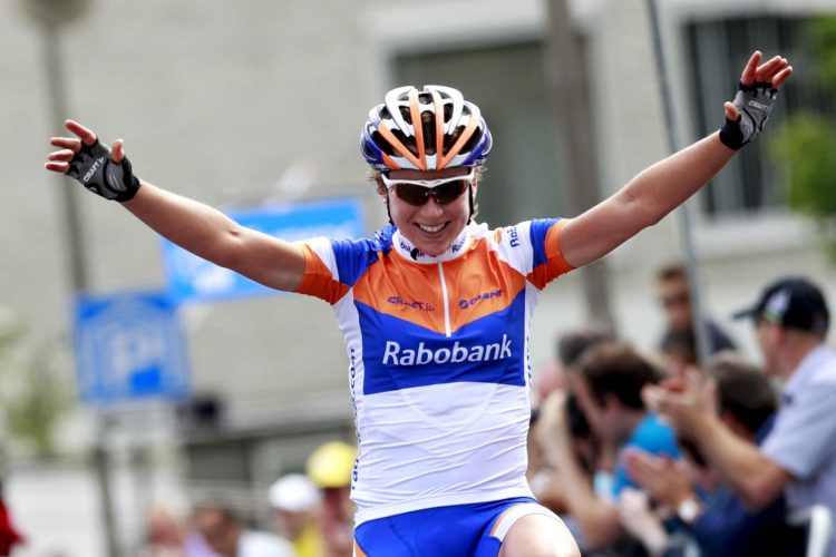 Fotografía de archivo en la que se registró a ciclista neerlandesa Annemiek van Vleuten, actual campeona del Tour de Francia y del Giro de Italia femenino. EFE/Vincent Jannink