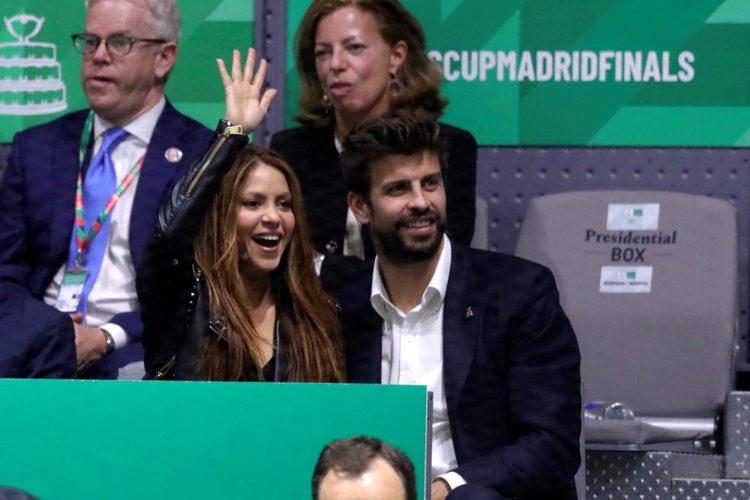 Imagen de archivo de la cantante colombiana, Shakira, y su pareja, el futbolista del FC Barcelona, Gerard Piqué. EFE / Juanjo Martín.