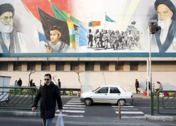 Hizbulá pide a Francia que tome medidas ante las caricaturas de Jamenei en Charlie Hebdo