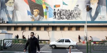 Hizbulá pide a Francia que tome medidas ante las caricaturas de Jamenei en Charlie Hebdo