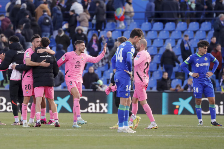 Los jugadores del Espanyol celebran la victoria de su equipo al término del partido de la jornada 17 de LaLiga entre el Getafe y el Espanyol celebrado en el Coliseo Alfonso Pérez en Getafe este domingo. EFE/Juan Carlos Hidalgo