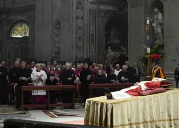 Benedicto XVI es despedido por miles de fieles en la basílica de San Pedro