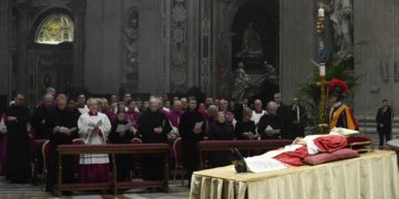 Benedicto XVI es despedido por miles de fieles en la basílica de San Pedro