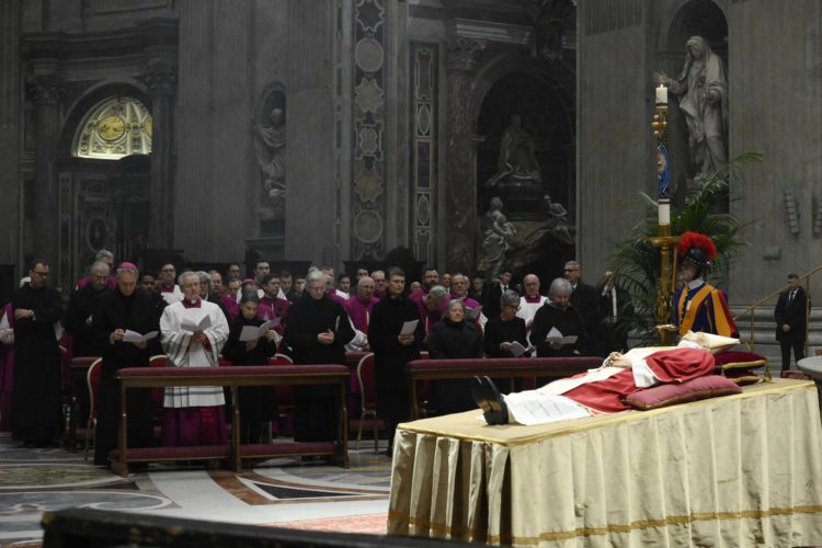 Fotografía proporcionada por los medios del Vaticano de la capilla ardiente de Benedicto XVI. EFE/EPA/VATICAN MEDIA HANDOUT EDITORIAL USE ONLY/NO SALES