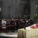 Benedicto XVI es despedido por miles de fieles en la basílica de San Pedro