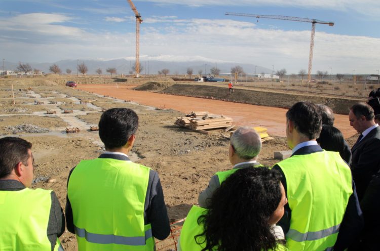 Representantes del Consejo de Seguridad Nuclear (CSN) en los terrenos de Escúzar (Granada) que prevén acoger el proyecto Ifmif-Dones, en una imagen de archivo. EFE/Pepe Torres.