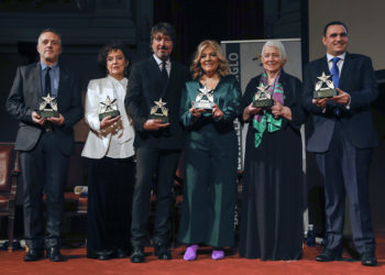 El grupo musical español Mocedades recibe el premio latino Estrella del Siglo