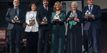 El grupo musical español Mocedades recibe el premio latino Estrella del Siglo