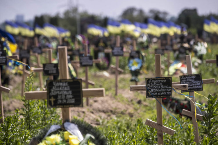 Imagen de archivo de tumbas de soldados ucranianos caídos en combate con las tropas rusas. EFE/Esteban Biba
