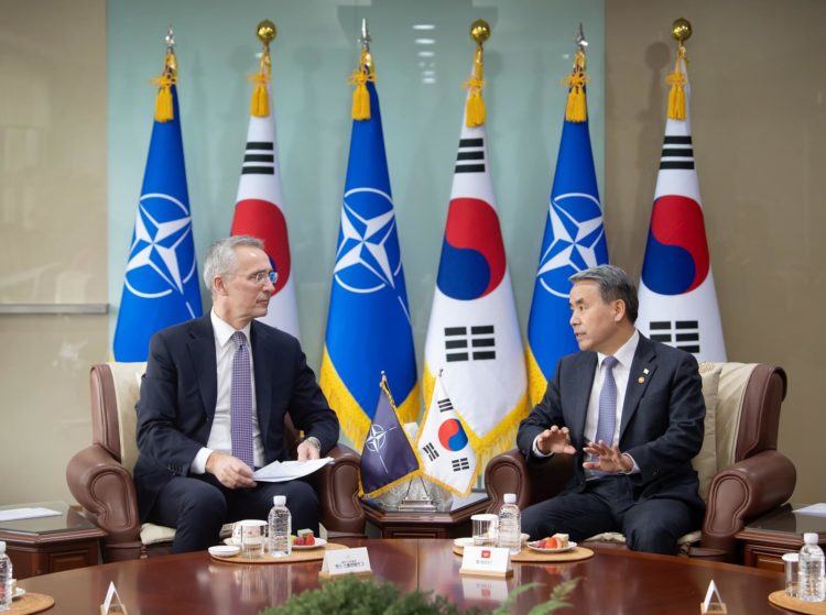 Imagen del secretario general de la OTAN, Jens Stoltenberg, (izq), con el el ministro de Defensa de Corea del Sur, Lee Jong-sup (dch). EFE/EPA/DEFENSE MINISTRY / HANDOUT SOUTH KOREA OUT HANDOUT EDITORIAL USE ONLY/NO SALES