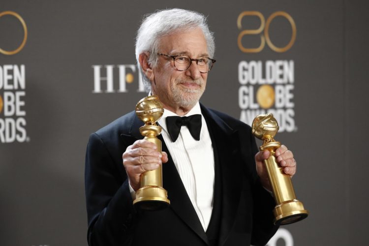 El legendario cineasta estadounidense Steven Spielberg fue registrado este martes, 10 de enero, al posar con los Globos de Oro otorgados al mejor director y a la mejor película dramática, por su filme autobiográfico: "The Fabelmans", en Beverly Hills (California, EE.UU.). EFE/Caroline Brehman