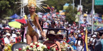 Más de dos mil personas participaron en el desfile de la Feria Internacional de San Sebastián 